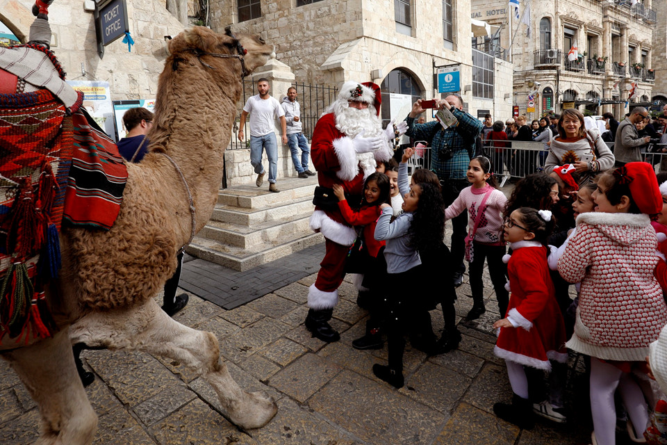Ông già Noel khuấy động chảo lửa Jerusalem trước Giáng sinh